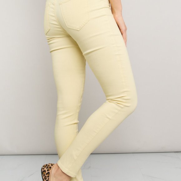 YMI Jeanswear Kate Hyper-Stretch Full Size Mid-Rise Skinny Jeans in Banana Cream - Picture 2 of 8
